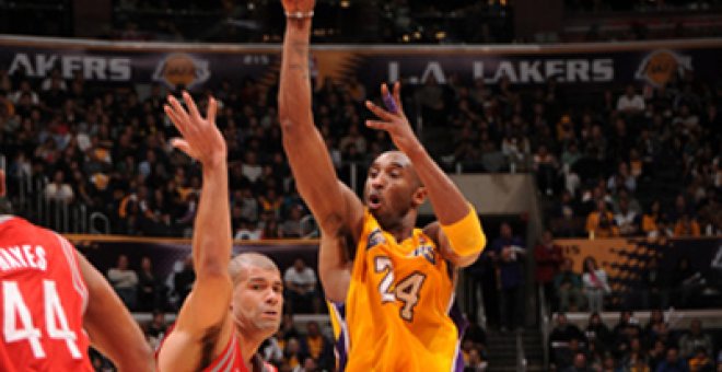 Bryant asiste, los Lakers ganan