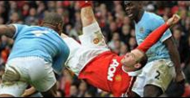 Rooney gana de chilena el derby de Manchester