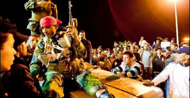 Gadafi lanza su ofensiva mientras los rebeldes piden el apoyo de la ONU