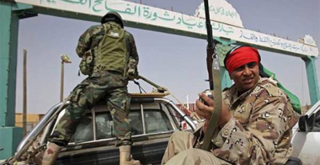 Las tropas de Gadafi contraatacan y los rebeldes se repliegan