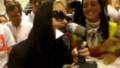 La cantante Cyndi Lauper monta un 'show' en un aeropuerto argentino