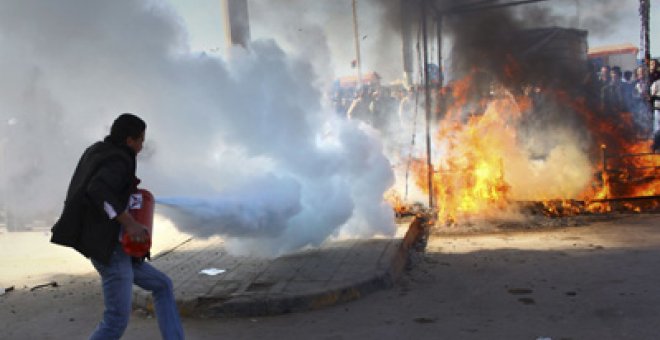 Fuerzas gadafistas atacan Misrata, aislada entre Trípoli y Sirte
