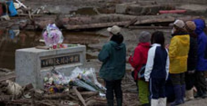Japón sigue contando víctimas un mes después de la catástrofe