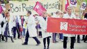 Unos 4.000 médicos colapsan Barcelona en protesta por el tijeretazo