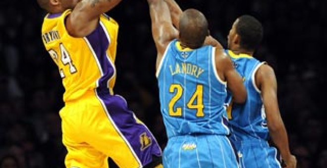 Bryant enchufa a los Lakers