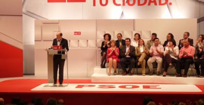 Rubalcaba: "Cuando sale Aznar, calla Rajoy y se ve quién manda"