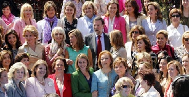 Rajoy arranca una campaña plana rodeado de mujeres