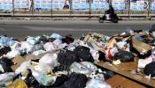 Berlusconi lava su imagen ante los electores con la basura de Nápoles