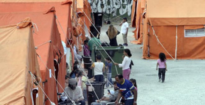 El día a día bajo un mar de lonas militares