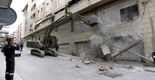 Se derrumba un edificio de Lorca que estaba siendo demolido