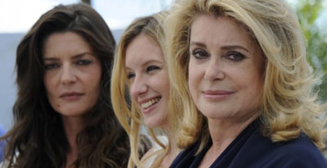 Deneuve clausura Cannes con un musical atormentado