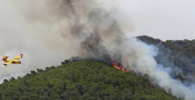 Los equipos de extinción no logran controlar el incendio de Eivissa