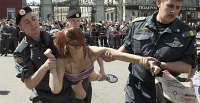 La policía evita a golpes una marcha del orgullo gay en Moscú