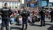 La policía francesa reprime con gases lacrimógenos a los indignados de París