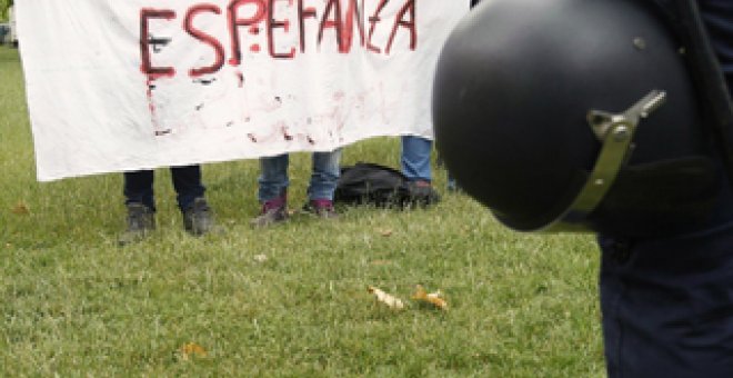 Una veintena de 'indignados' llevan sus protestas al Parlamento regional de Madrid