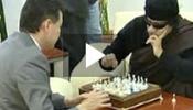 Gadafi reaparece jugando al ajedrez