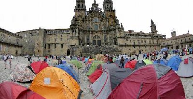 Medio centenar de 'indignados' ante el Parlamento gallego contra la corrupción política