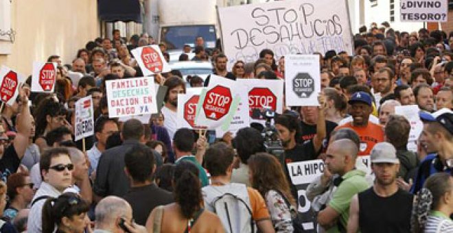 Los indignados frenan el desahucio de una familia en Madrid