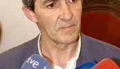 El alcalde de Lora del Río se toma un descanso veraniego... de dos meses