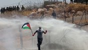 Israel carga contra manifestantes palestinos que piden la caída del 'muro de la vergüenza'
