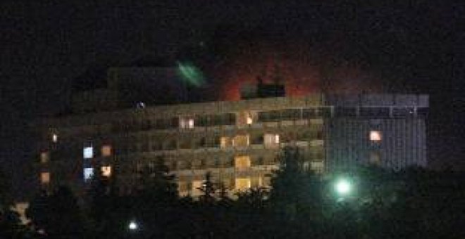 13 Muertos en ataque a hotel de Kabul, donde aún hay un talibán atrincherado