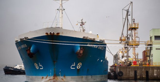 Barcos-almacén para acaparar y hacer negocio