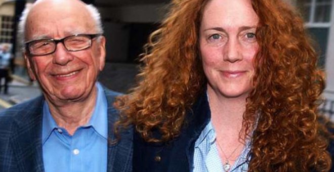 Rebekah Brooks dimite de su cargo en 'News International'