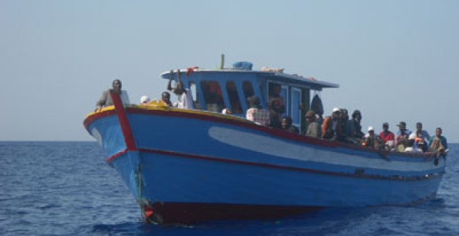 111 inmigrantes llevan seis días en una fragata española