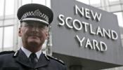 El jefe de Scotland Yard dimite con un fuerte ataque sobre Cameron