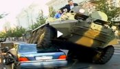 Un alcalde lituano usa un tanque contra los coches mal estacionados
