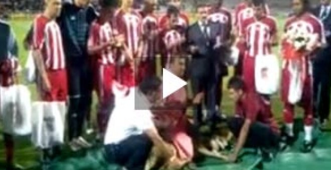 Un equipo de fútbol turco sacrifica una oveja antes de un partido