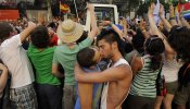 La Policía sabotea la 'besada' homosexual