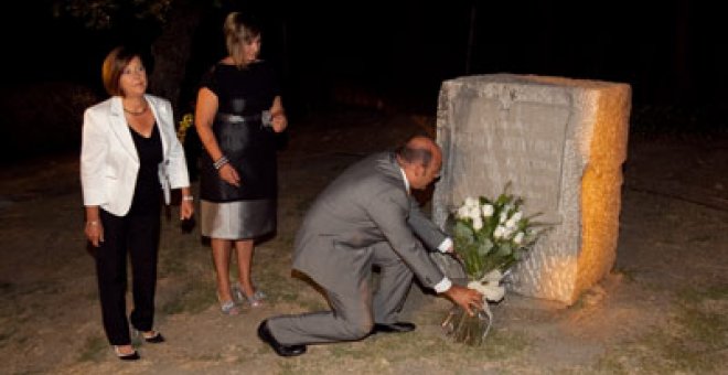 Flores a los pies de Lorca... y honores a Primo de Rivera