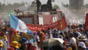 Los peregrinos se hacinan bajo un intenso calor para ver al papa