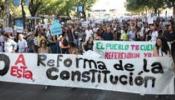 Miles de personas protestan contra la reforma constitucional