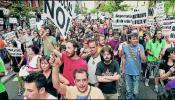El 15-M lleva la protesta a la puerta de las sedes de PSOE y PP