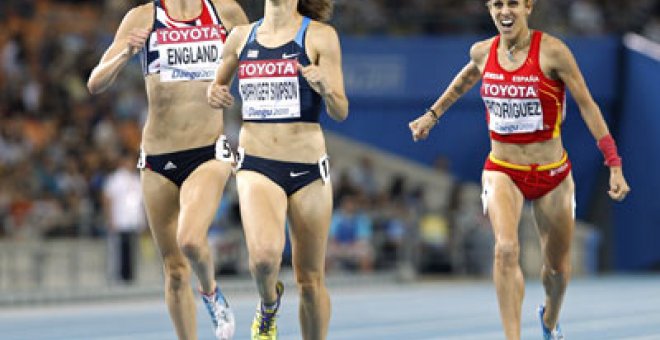 Natalia trabaja el bronce