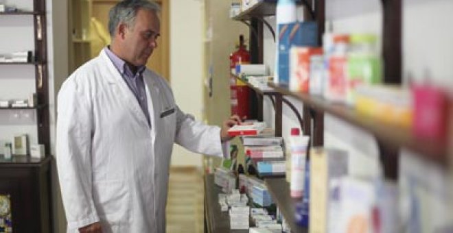 Cospedal paga a las farmacias un 10% de lo que les debe