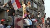 Manifestantes egipcios derriban el muro de la embajada israelí