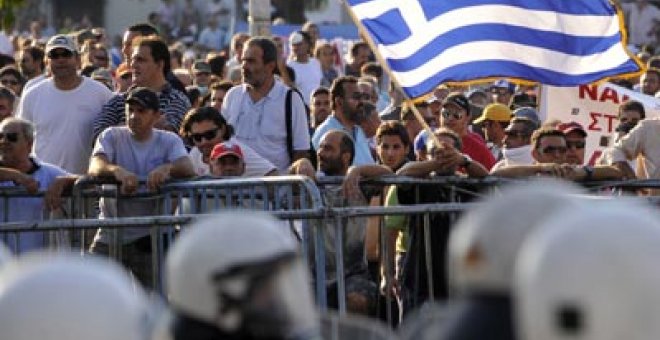 Grecia se inventa un nuevo IBI y elimina una paga a los políticos