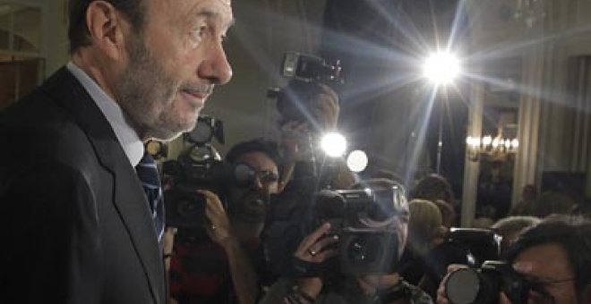 Rubalcaba emplaza a Rajoy a elegir entre recortes o impuestos