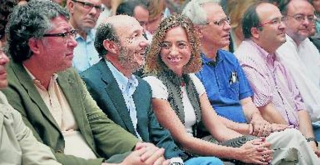 Rubalcaba apuesta por la inmersión frente al «pirómano» Rajoy