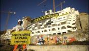Greenpeace entrega 20.000 firmas por la demolición de El Algarrobico