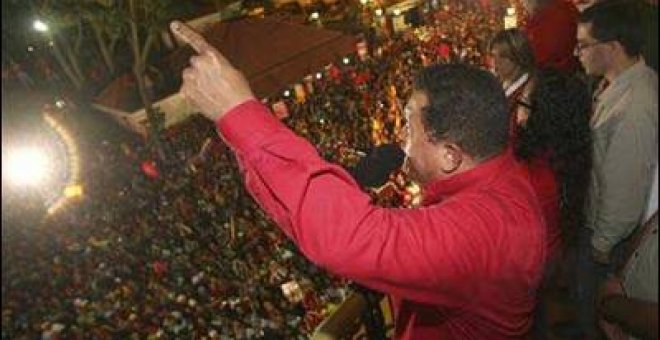 Chávez anuncia la "revisión del proceso" tras su victoria