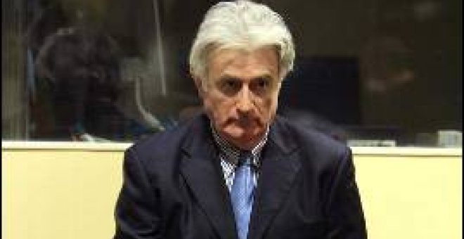 Karadzic reta al tribunal y se niega a declararse culpable o inocente