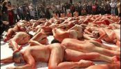 Desnudo masivo contra la matanza de focas en Canadá