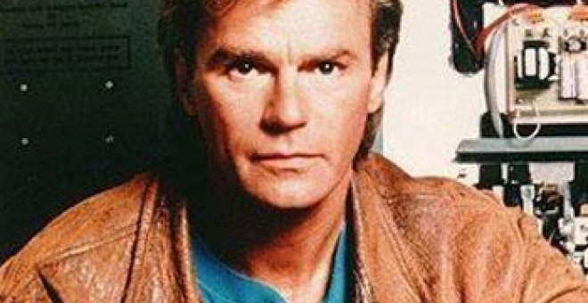 MacGyver, a tan sólo "un chicle, un clip y un guionista"