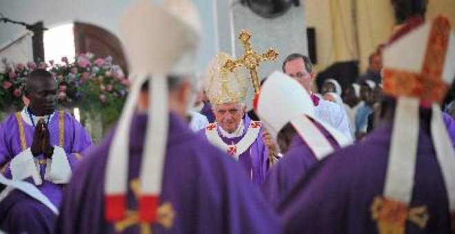 Benedicto XVI pide a los católicos combatir la brujería y el espiritismo