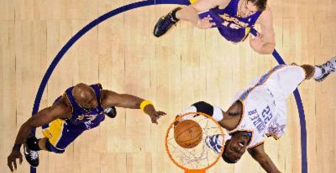 Gasol hace de líder en otra victoria de los Lakers