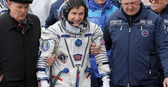 La nave Soyuz parte hacia la Estación Espacial Internacional con un turista a bordo